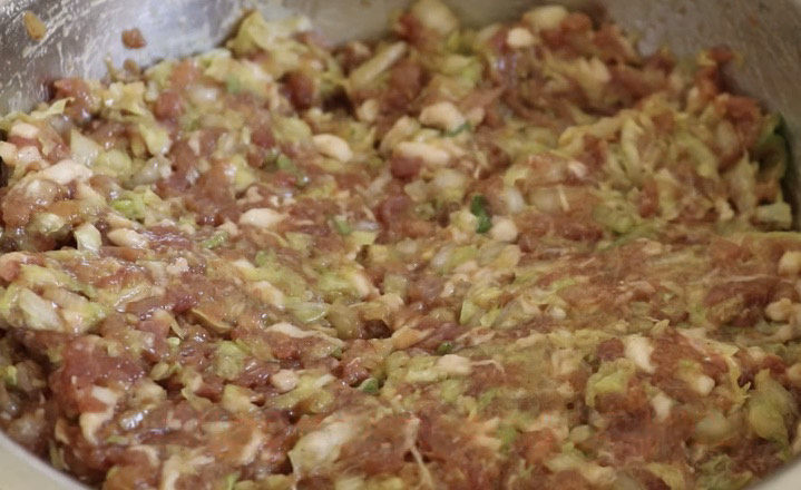 猪肉白菜水饺,搅拌肉馅的手法就是手一直沿着一个方向搅动，不要乱搅，搅匀以后静止半个小时等它上劲。
