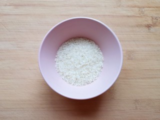 红枣南瓜粥,准备好半杯大米。
