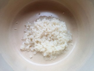 红枣南瓜粥,将大米淘洗干净放入砂锅。
