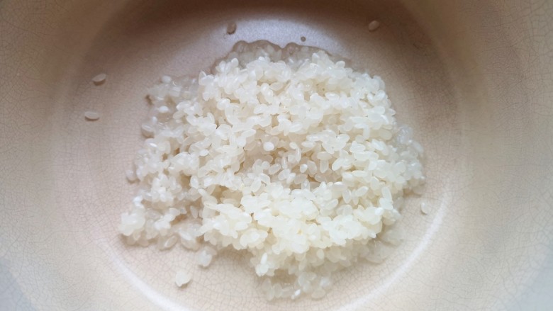 红枣南瓜粥,将大米淘洗干净放入砂锅。