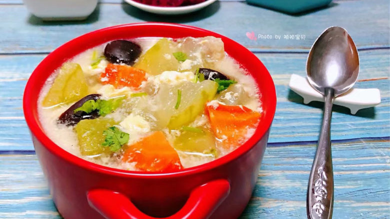 冬瓜鸡蛋汤,水果和爽口小菜也是必备的美味佳肴