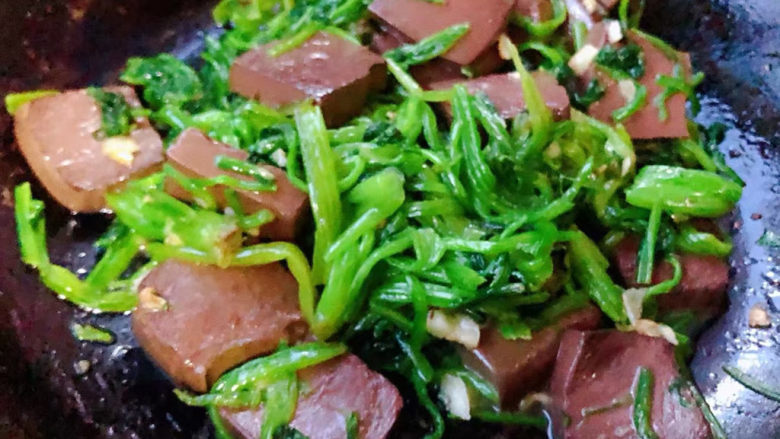 鸭血炒菠菜,炒至鸭血和菠菜入味即可出锅享用