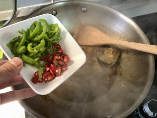 红烧鱼,收汁差不多，撒上小米辣青椒，炖煮一分钟出锅。
