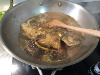 红烧鱼,开盖，中大火收汁，汤汁不要完全收干，鱼汤泡米饭超级好吃的😛
