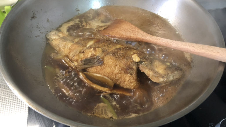 红烧鱼,开盖，中大火收汁，汤汁不要完全收干，鱼汤泡米饭超级好吃的😛