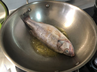 红烧鱼,鱼用厨房纸巾吸去多余水分，热锅后放适量食用油，油热，下鱼，不要急着翻动，中小火煎制