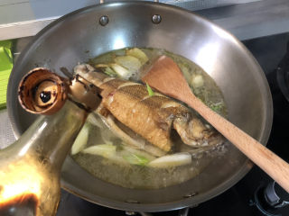 红烧鱼,调味：一汤匙老抽上色