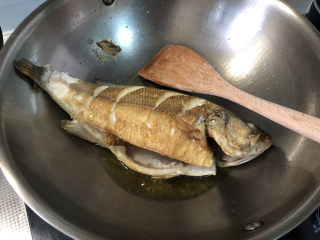 红烧鱼,晃动锅，鱼身可以晃动，翻面，煎到两面金黄