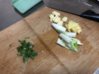 红烧鱼,改刀：葱白斜刀切片，姜切片，蒜拍一下，香菜切碎