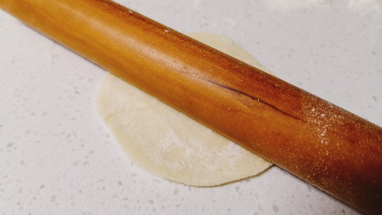 猪肉白菜水饺,用擀面杖擀成圆形饺子皮
