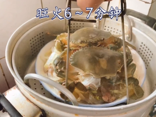 清蒸螃蟹,待蒸锅上汽，入蒸锅旺火6~7分钟。
