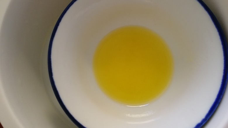 香酥吐司条,黄油隔水加热融化。