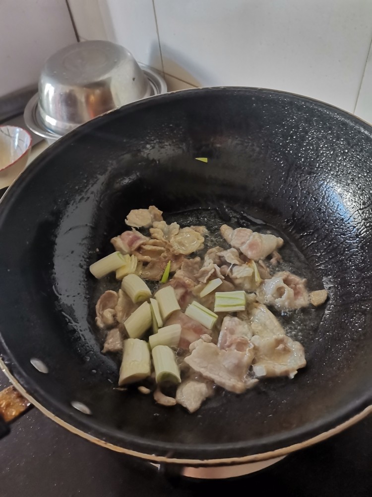 肉炒白菜干豆腐,炒到肉变色加葱段