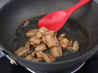 干锅包菜,煸炒至五花肉出油微焦