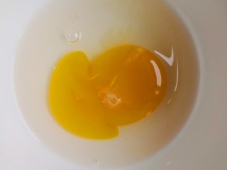酱油炒饭,鸡蛋磕入碗里