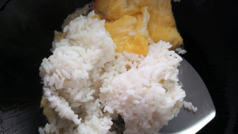 酱油炒饭,待蛋液凝固，倒入米饭