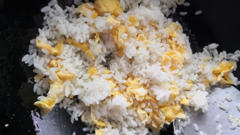 酱油炒饭,炒至米饭和鸡蛋融合在一起