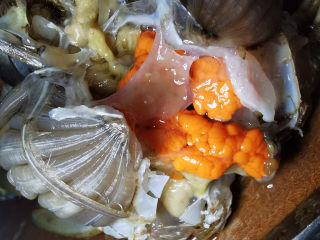 清蒸螃蟹,螃蟹用筷子从嘴巴插入，确实不会动，翘开蟹壳，这边为蟹身部分