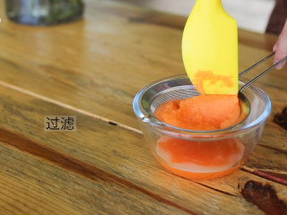 胡萝卜蛋黄小饼,胡萝卜汁过滤后，取12ml，加入蛋黄，搅拌均匀。