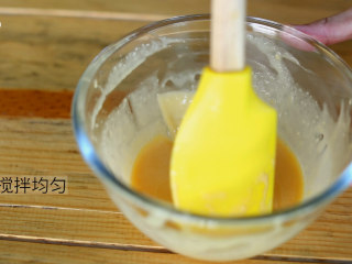 胡萝卜蛋黄小饼,加入低筋面粉、奶粉，搅拌均匀。