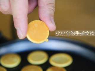 胡萝卜蛋黄小饼,延长时间烘烤出来的小饼口感微脆。