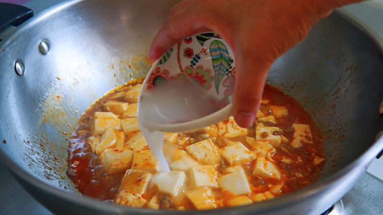 肉末炖豆腐,淋入水淀粉，用汤匙推着炒匀