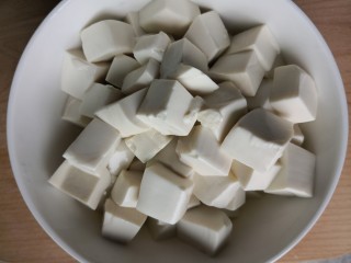 白菜豆腐汤,放在碗里备用
