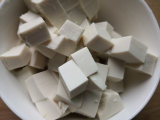 白菜豆腐汤,切成小方块