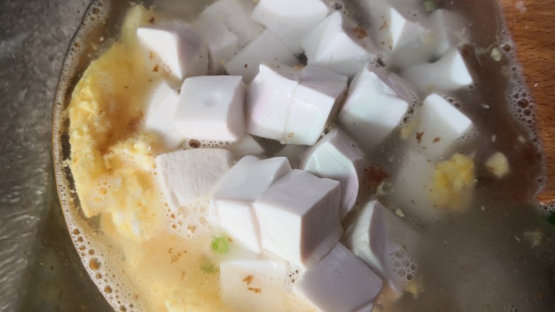 白菜豆腐汤,放入豆腐块