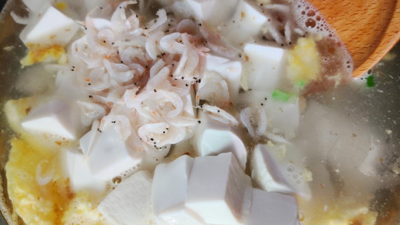 白菜豆腐汤,放入虾皮