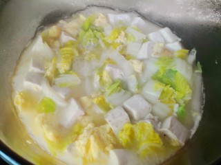 白菜豆腐汤,煮至白菜断生，汤汁奶白即可出锅享用了。
