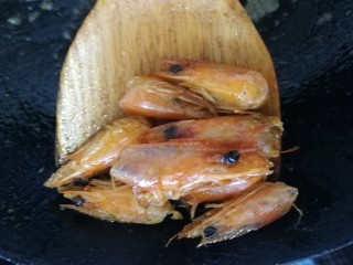 西芹炒虾仁,盛出虾头。