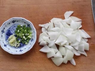 洋葱炒肉片,洋葱洗净后随意的切成小块，再将葱花和蒜末切好备用。