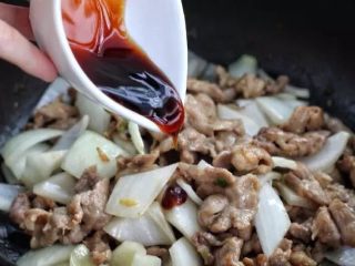 洋葱炒肉片,然后放入蚝油翻炒均匀，蚝油本身就是咸的，就不需要再加盐了。