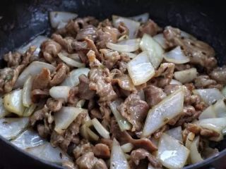 洋葱炒肉片,最后撒入适量的孜然粒，翻炒均匀盛出装盘即可。
