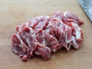 洋葱炒肉片,将梅花肉洗净后切成薄片，可以提前将肉放进冰箱冷冻室，待猪肉稍微冻硬了再取出，这样就很容易切成薄片了。