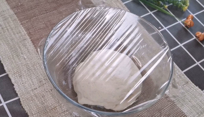 梅干菜烧饼,揉好的面团盖上保鲜膜，放下温暖的地方，等它发酵至两倍大。
