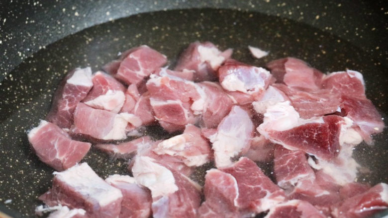 红烧羊肉,将羊腿肉洗净切成小块，冷水下锅，放入羊肉焯掉血水