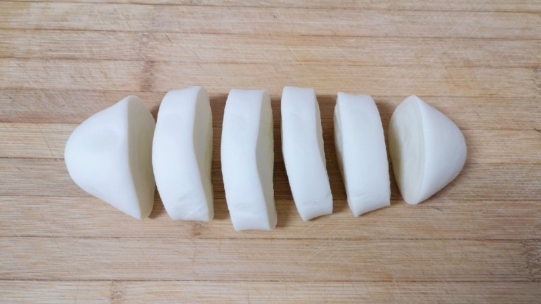 梅干菜烧饼,饧好的面团不用揉，直接搓成长条状，切成小剂子。