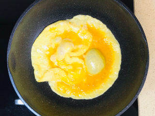 腊肠炒鸡蛋,转慢火，煎至漂亮的鸡蛋饼
