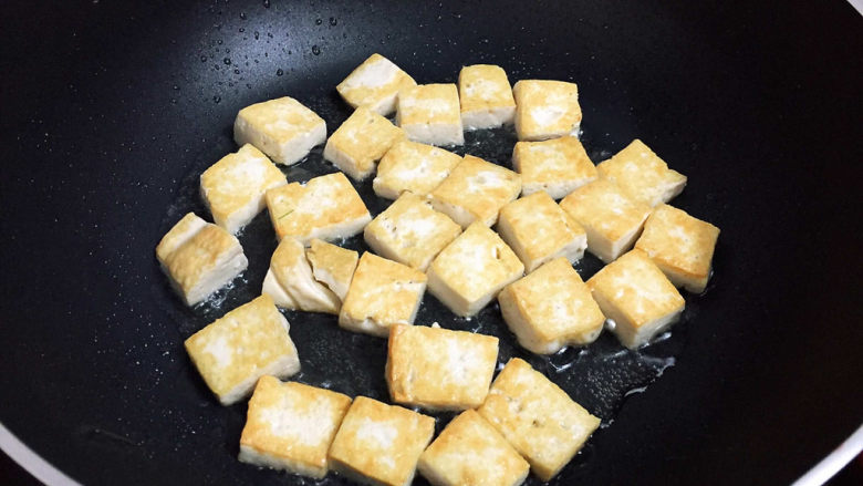 肉末炖豆腐,煎至两面金黄色