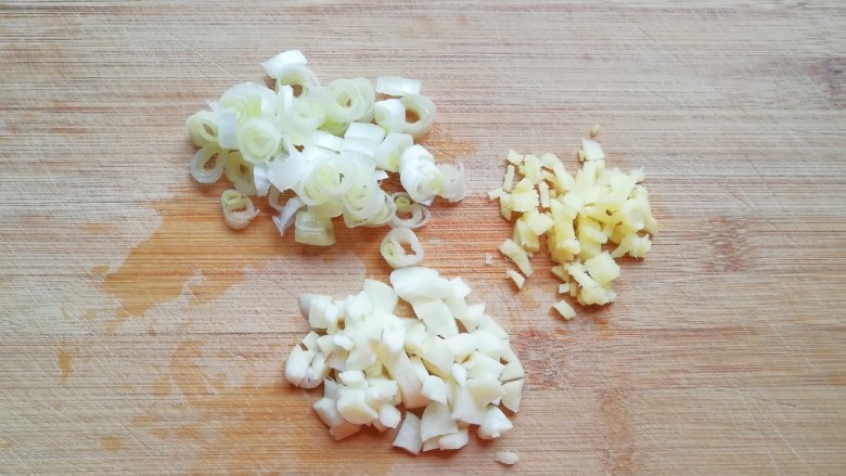 肉末炖豆腐,葱姜蒜洗干净切碎。 