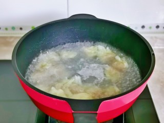 酸辣馄饨,锅中加水烧开下馄饨，煮熟捞出过冷水。