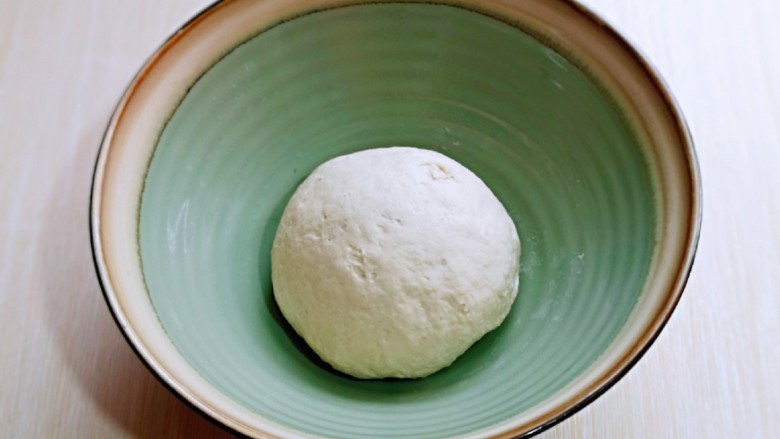 梅干菜烧饼,揉成不粘手的面团即可，盖上保鲜膜进行发酵。