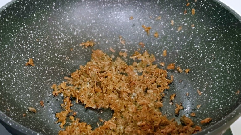 梅干菜烧饼,起油锅，加入切碎的梅干菜小火煸炒，炒出香味儿盛出。