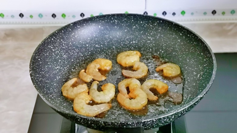 西芹炒虾仁,起油锅，倒入腌制好的虾仁煸炒至变色，盛出备用。