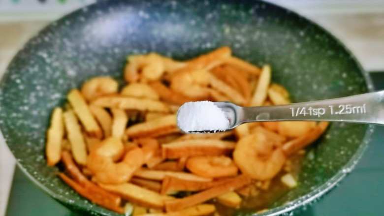 西芹炒虾仁,按个人口味加入盐，加入1汤勺纯净水，大火烧开1分钟。
