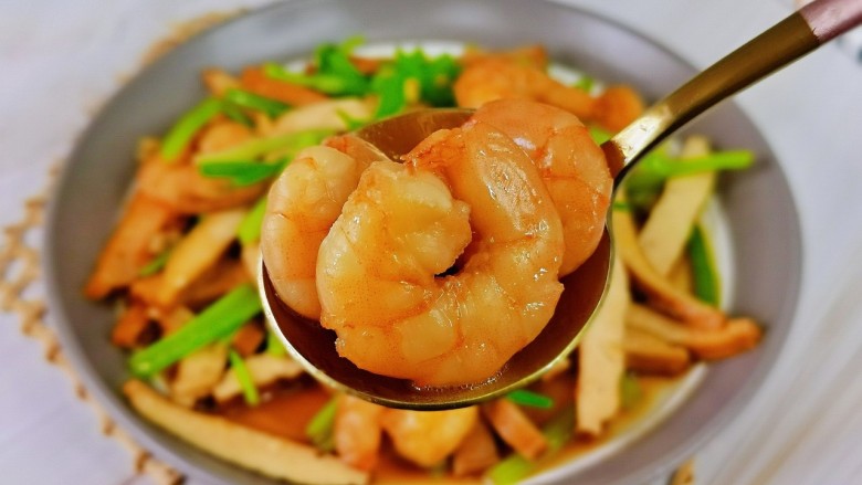 西芹炒虾仁,适合一日三餐的小炒，喜欢的做起来。