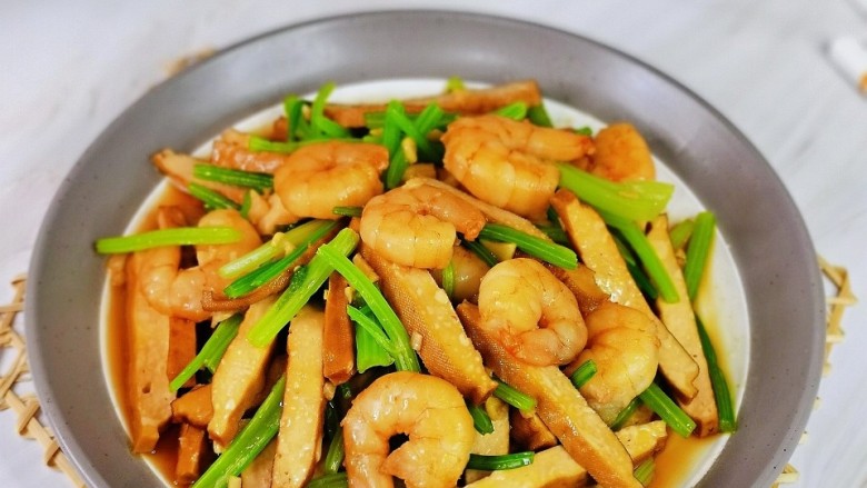 西芹炒虾仁,简单快手，鲜美无比，巨好吃。