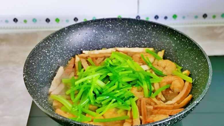 西芹炒虾仁,最后加入芹菜段。